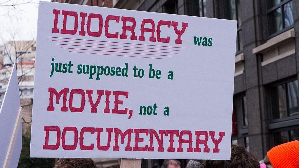 Mielenosoituskyltti: "Idiocracy was just supossed to be a movie, not a documentary.