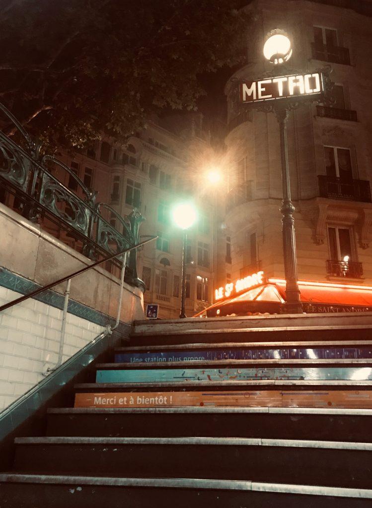 Pariisin Metropolitain-metroaseman portaat yöaikaan.