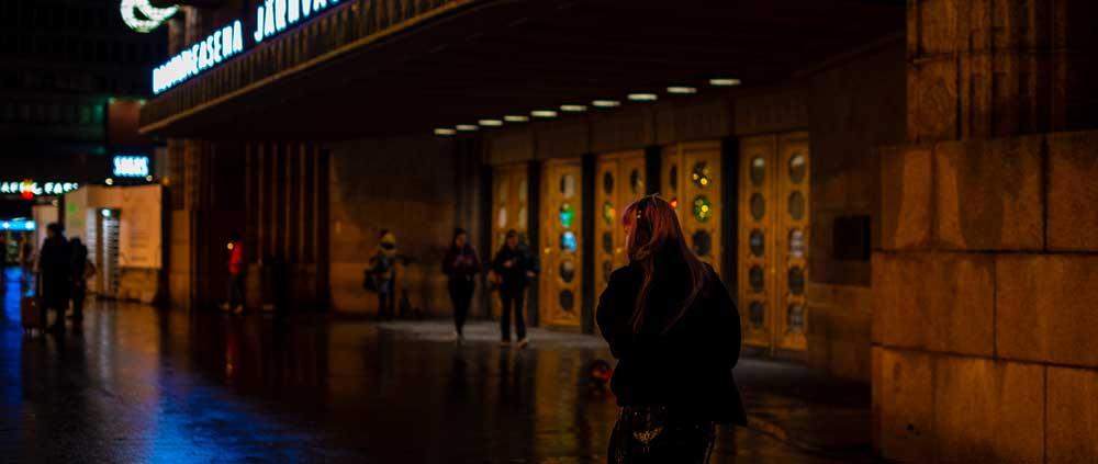 Helsingin rautatieaseman ovet pimeänä iltana.