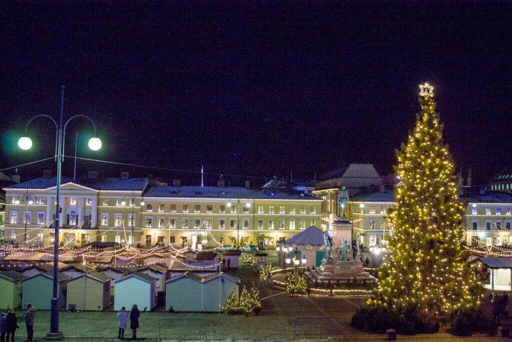 Helsingin senaatintorin joulumarkkina, jossa iso joulukuusi.