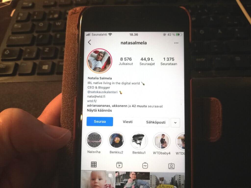 Natalia Salmelan Instagram-tilin kohokohdassa Naisviha löytyy esimerkkejä asiattomasta käytöksestä.