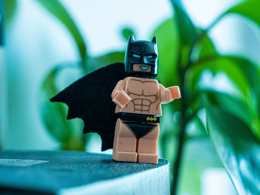 Lego-batman ilman paitaa seisoo pöydän reunalla.