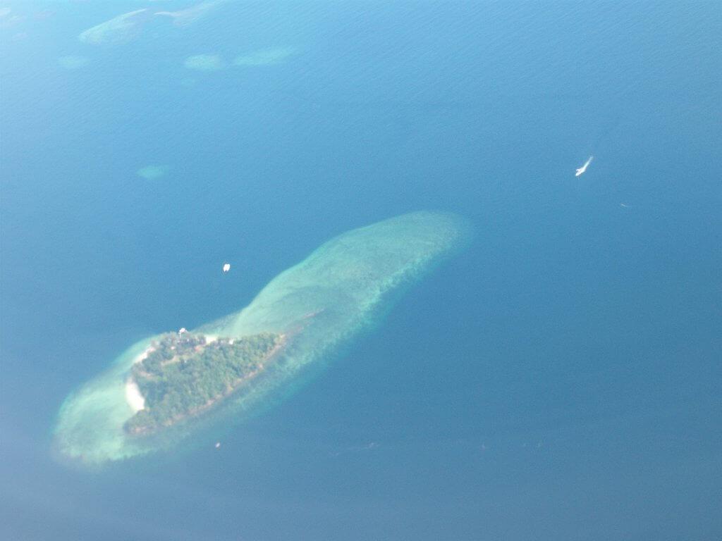 Pienehkö piden täyttämä saari kuvattuna lentokoneesta.