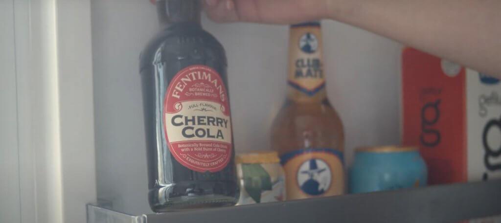 Auki oleva jääkaappi, jonka ovessa erilaisia alkoholittomia juomia.