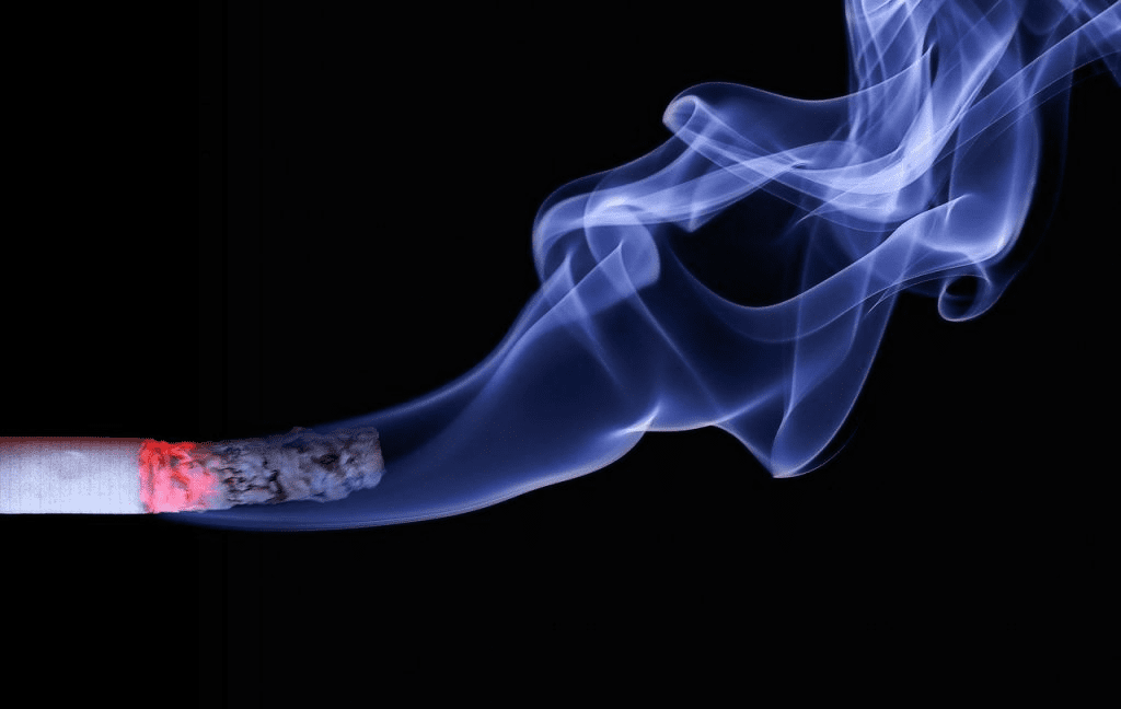 Varför luktar tobak och kan man blir beroende fast man själv inte röker?
